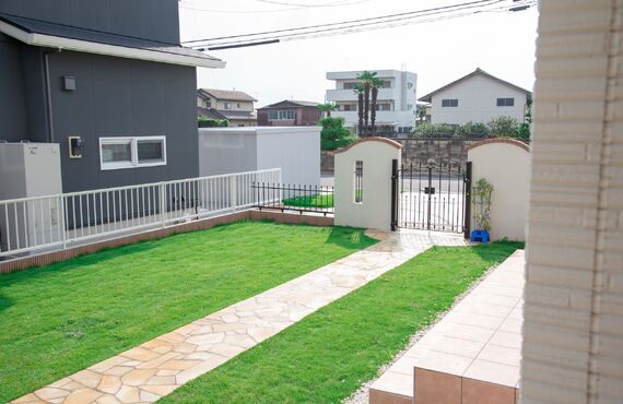 雨で滑りにくい玄関周りを形成できる建材を販売 | 多治見のタイルなら品質にこだわる株式会社サンワ